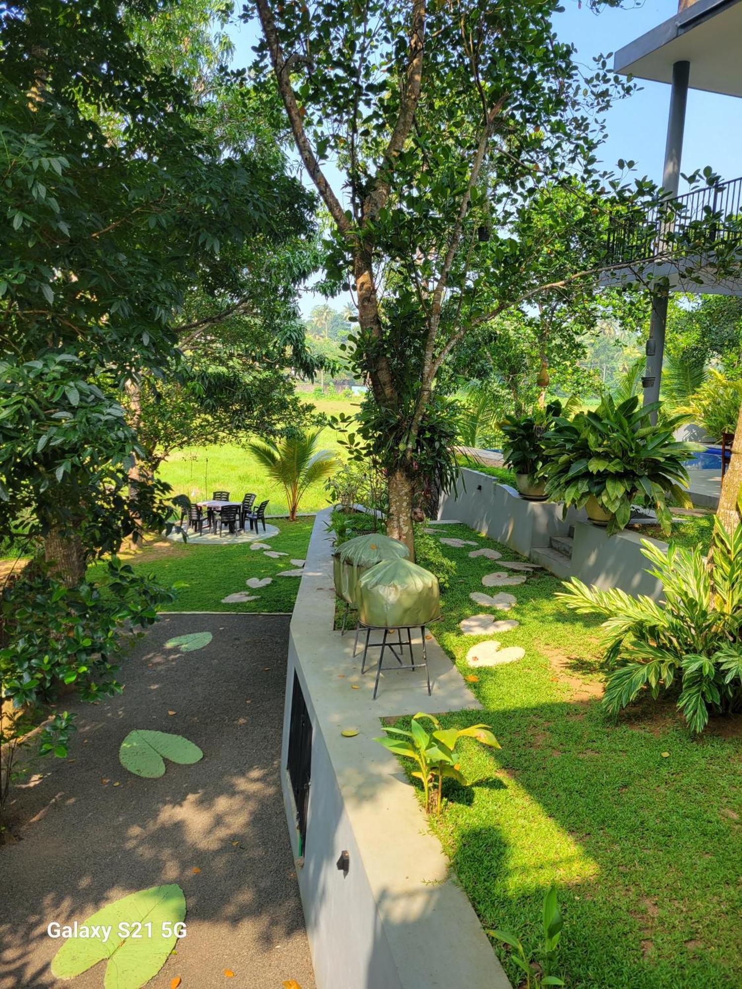 Barefoot Bungalow Hikka Хиккадува Экстерьер фото